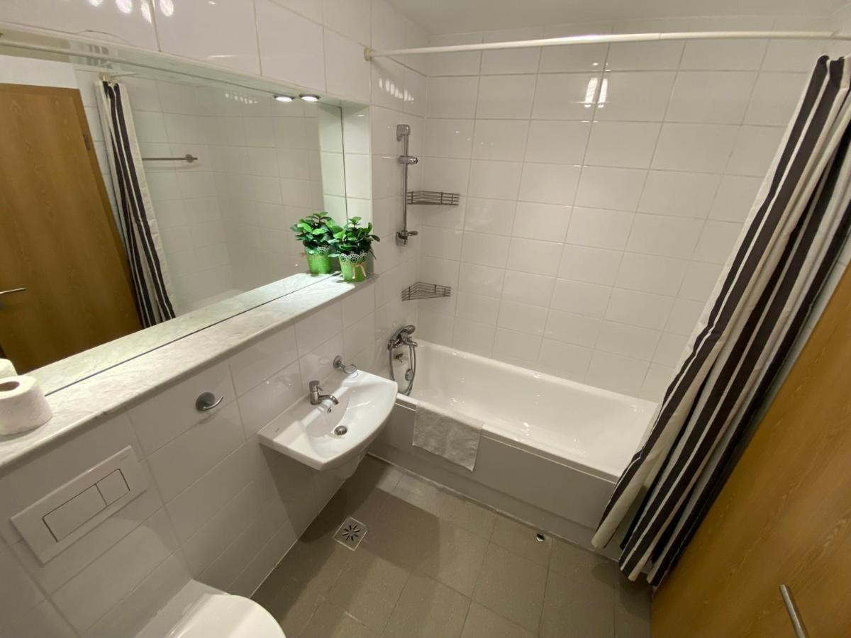 Green Apartment 214 With Private Parking Bukarest Exteriör bild