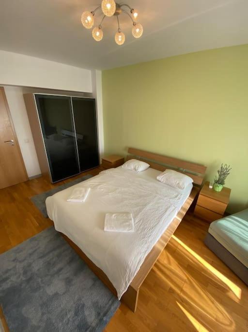 Green Apartment 214 With Private Parking Bukarest Exteriör bild