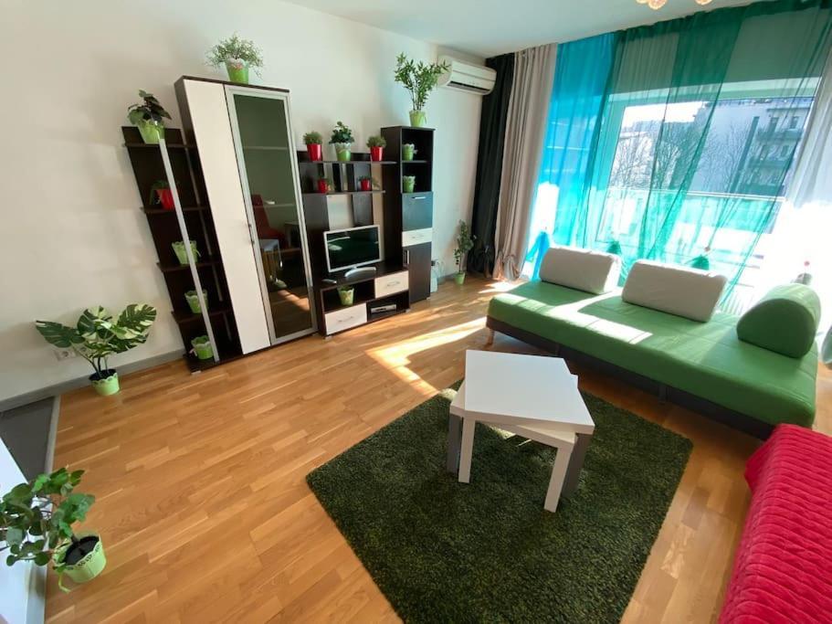 Green Apartment 214 With Private Parking Bukarest Exteriör bild